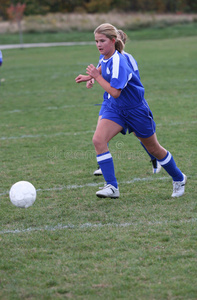少女足球运动员追球