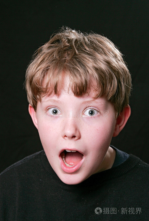 惊讶的面部表情超过黑色