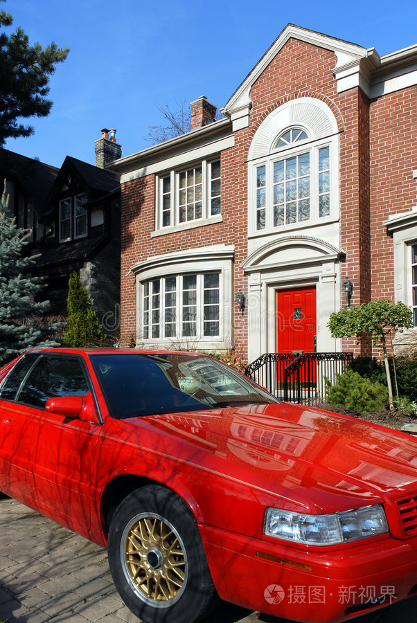 停在房子前面的红色汽车