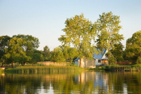 湖，树，房子