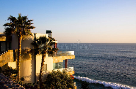 海岸线上一所房子的照片