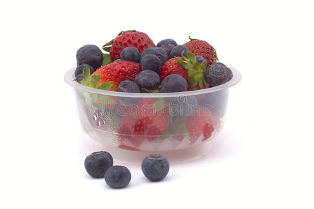 蓝莓和草莓放在篮子里