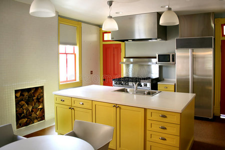 厨房黄木橱柜不锈钢灶图片