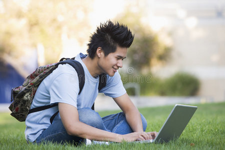 大学生外出使用笔记本电脑