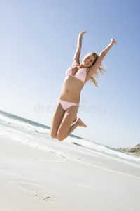 跳上沙滩的年轻女子