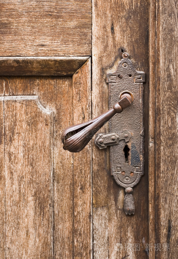 锁木制墙上的脏复古风扇小提琴盒特写旧金属开关中世纪木门老式金属手