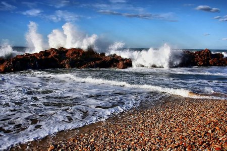 波浪和岩石