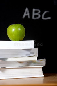 教室里一摞书上的苹果