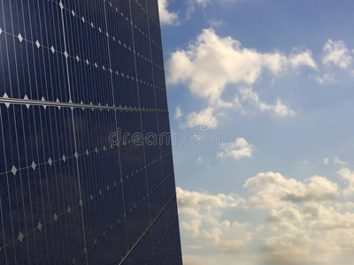 天空下的太阳能电池板