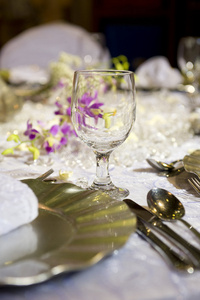 温馨浪漫的婚礼餐桌布置图片