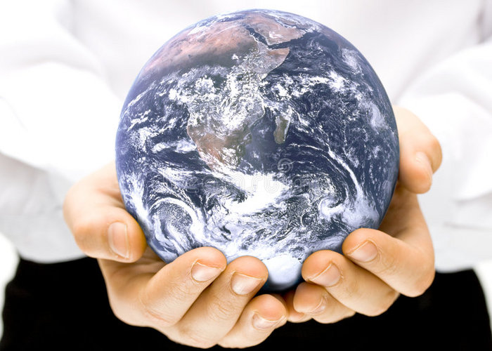 孩子们手中的地球仪