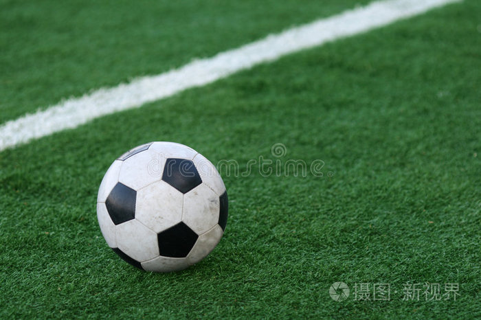 体育场草地上的足球