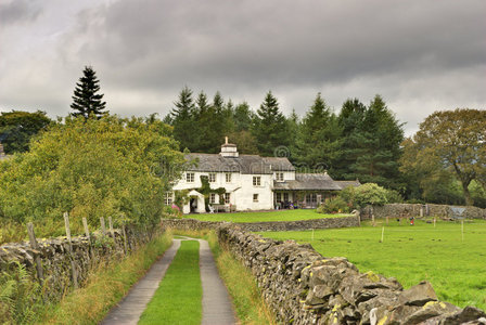 英式林地白色小屋