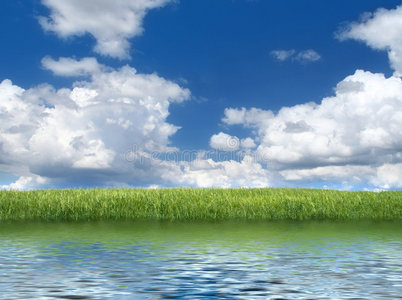湖边绿草地照片