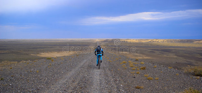 沙漠老路上的山地摩托车手