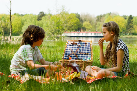 春日踏青野餐的乐趣照片