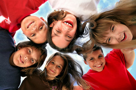 快乐的孩子们玩得开心照片