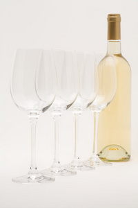 酒杯排列的白葡萄酒瓶