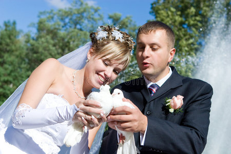新婚夫妇手中的两只鸽子