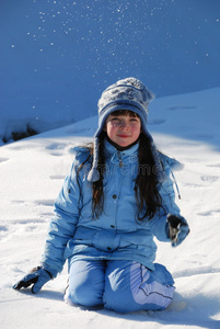 雪地里的小女孩