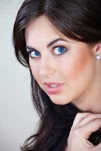 棕色头发的人图片