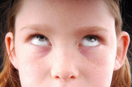 女孩眼小女孩翻白眼照片