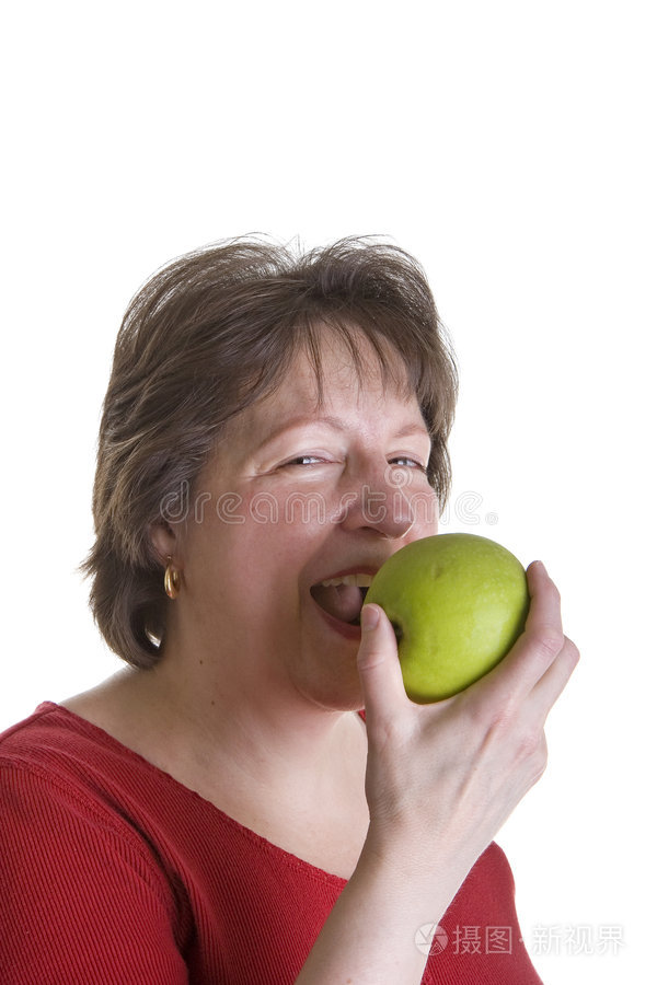 红衣女子吃苹果