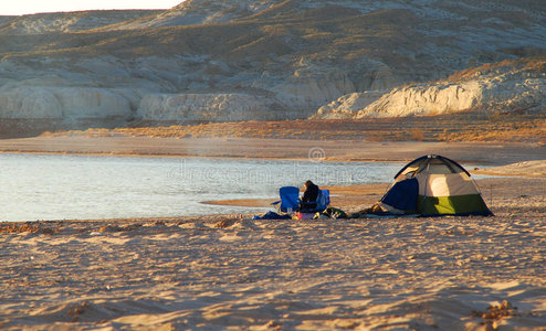 日出海滩上的绿色帐篷