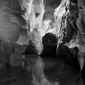 山洞里的水图片