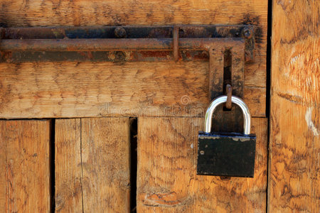 旧木门锁上了锁链紧闭,门锁好,确保安全锁门图标集pecialist 的车被撞