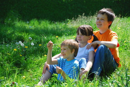 三个孩子在草地上
