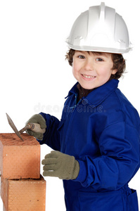 用砖砌墙的儿童建筑工