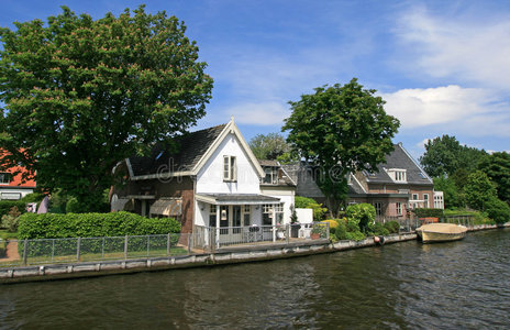 荷兰的房屋船只运河和树木