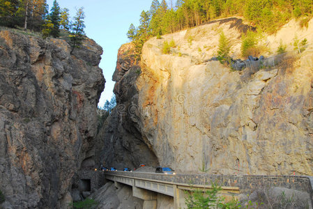 峡谷山路