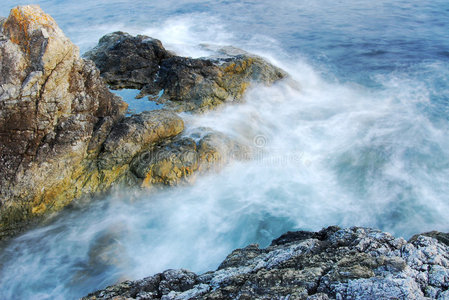 海边的岩石和波浪