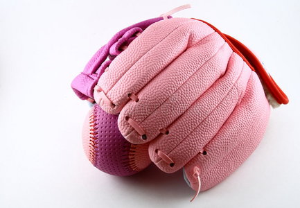 粉色棒球手套和棒球照片