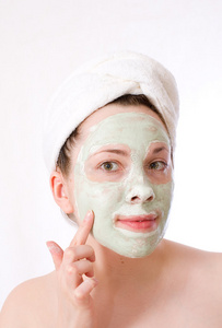 脸上戴绿色面具的女人，面霜