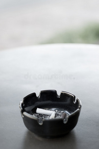 装满香烟的烟灰缸灰色的颜色雾或孤立在透明背景上的烟背景烟灰缸里满