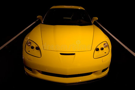 黄色corvette跑车