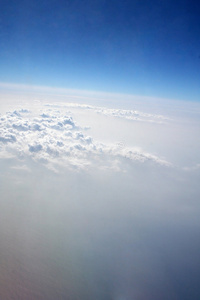 大气中的云图片