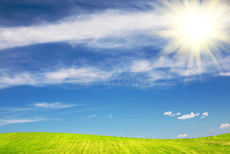 夏天在绿野上晒太阳