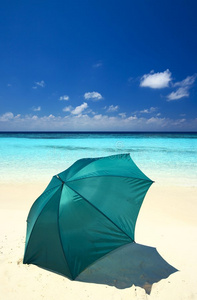 雨伞在海滩上