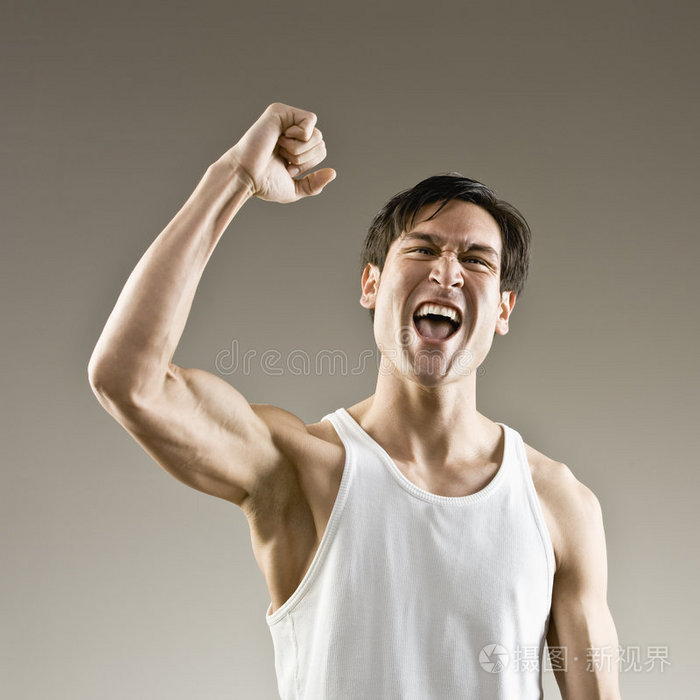 肌肉发达的男子挥拳欢呼
