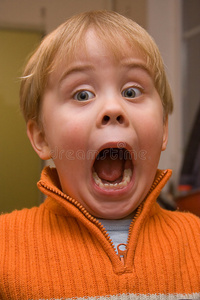 张大嘴巴惊讶的孩子照片