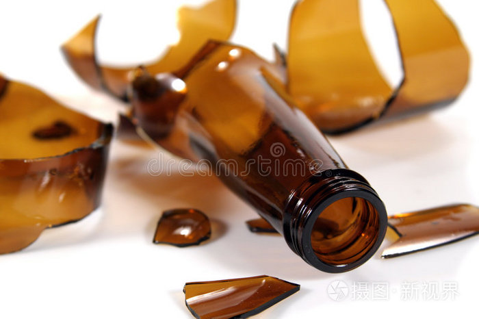 隔离在白色破裂的瓶子破碎的酒杯上有锋利的碎片碎藤玻璃碎玻璃瓶碎