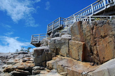 海边的岩石和梯子