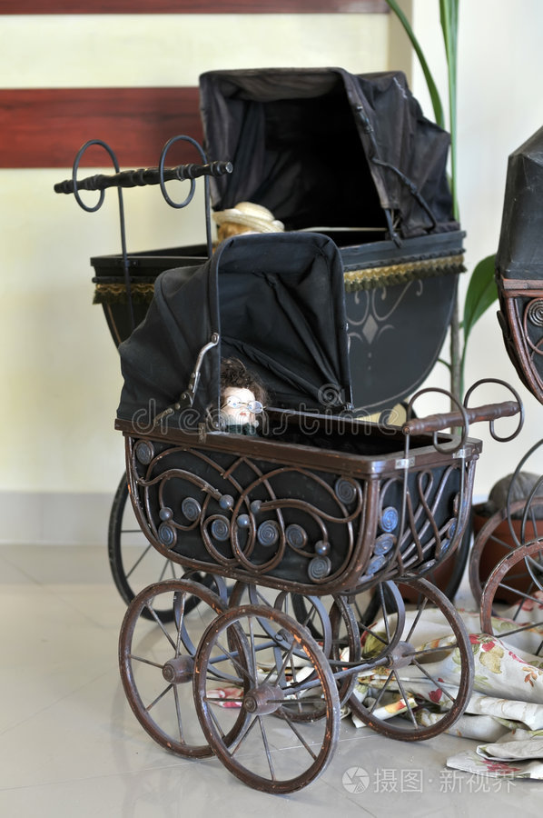 古董婴儿车