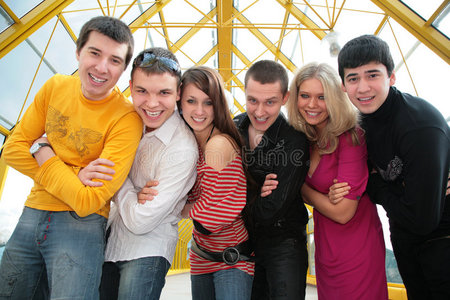 行人天桥上的一群年轻朋友图片