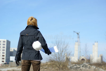 施工现场戴安全帽的女建筑师