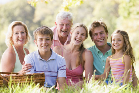 一家人在野餐时面带微笑